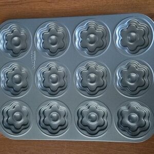 Cake Boss Devoted to Dessert Flower Mold Cookie Pan. Never used.